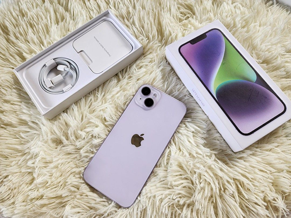 Trong điều kiện ánh sáng trong nhà, iPhone 14 Plus sở hữu màu tím pastel cực kì mộng mơ, nhẹ nhàng